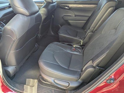 2022 Toyota Highlander Hybrid Platinum